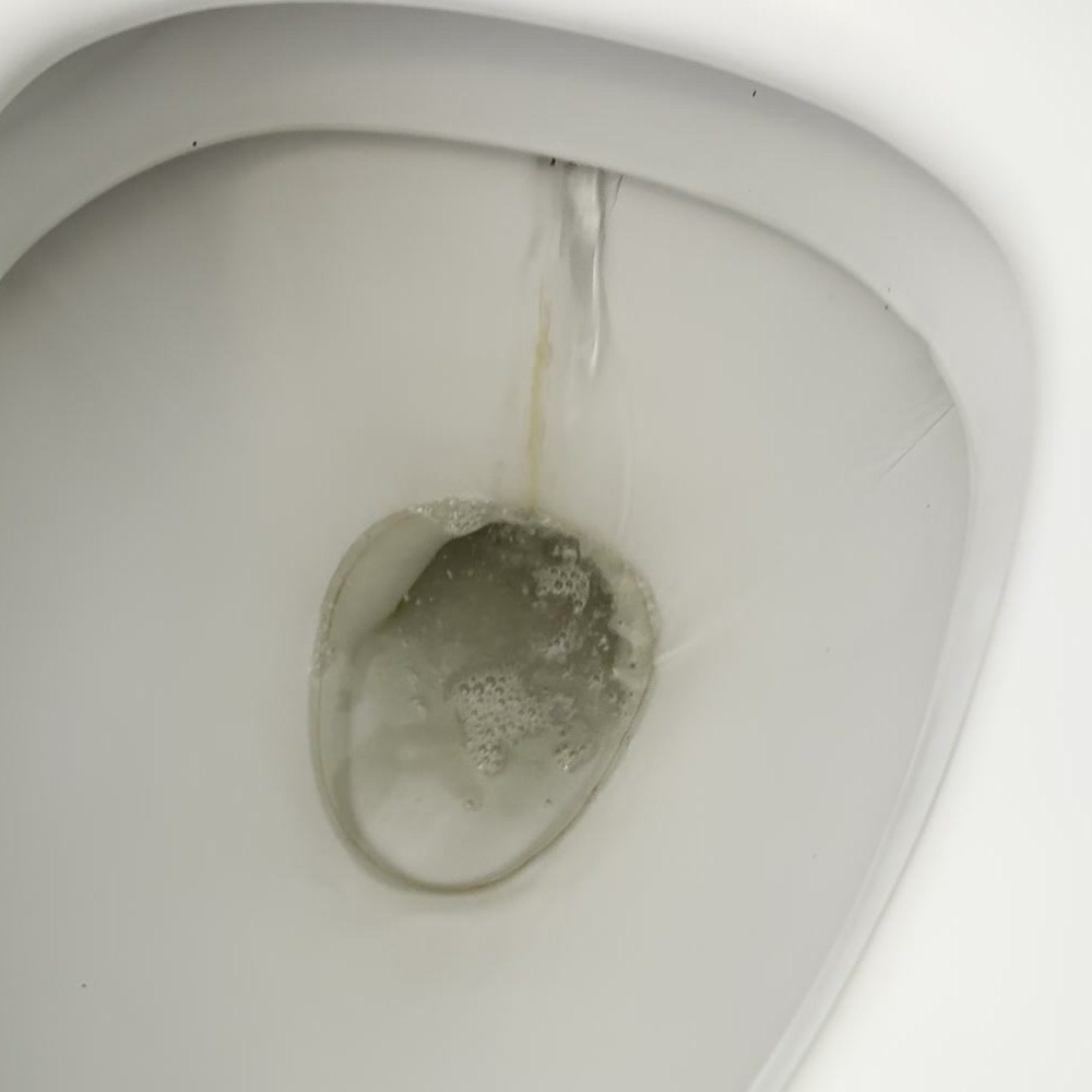 Vandstribe i toiletkummen fra et løbende toilet