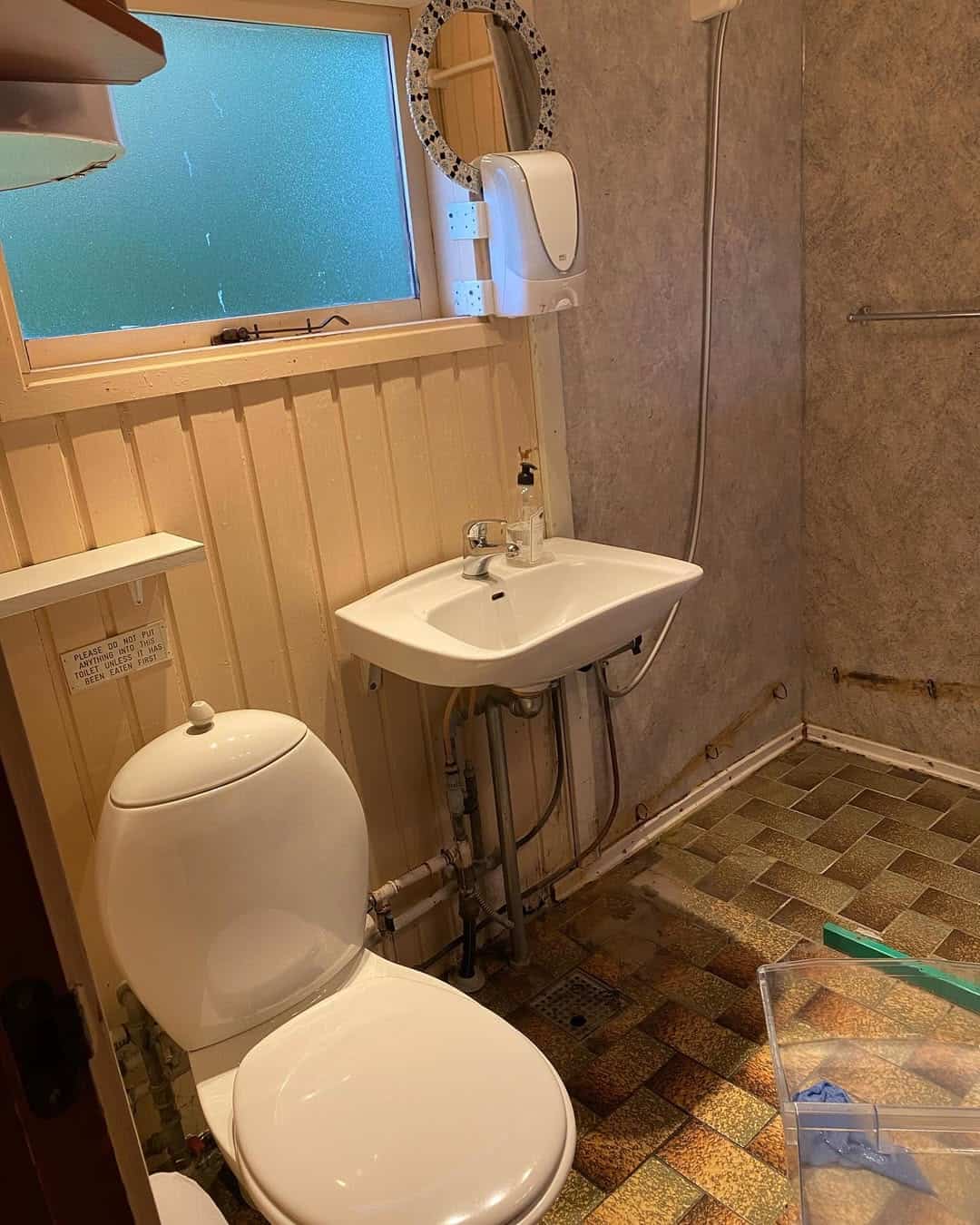 Nordisk badeværelse i sommerhus 1