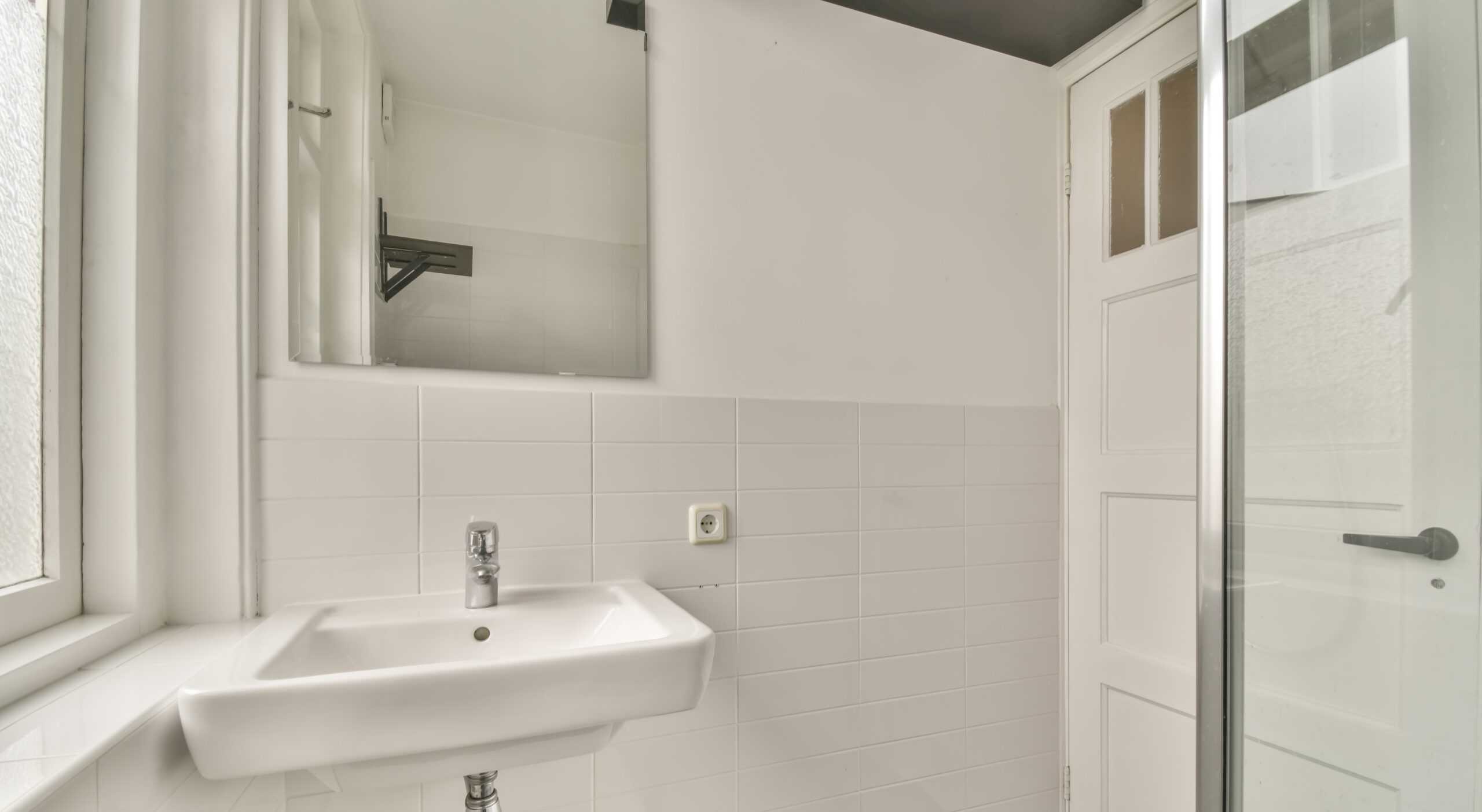 Nyt badeværelse i kælderen: Priser, regler og krav til byggetilladelse