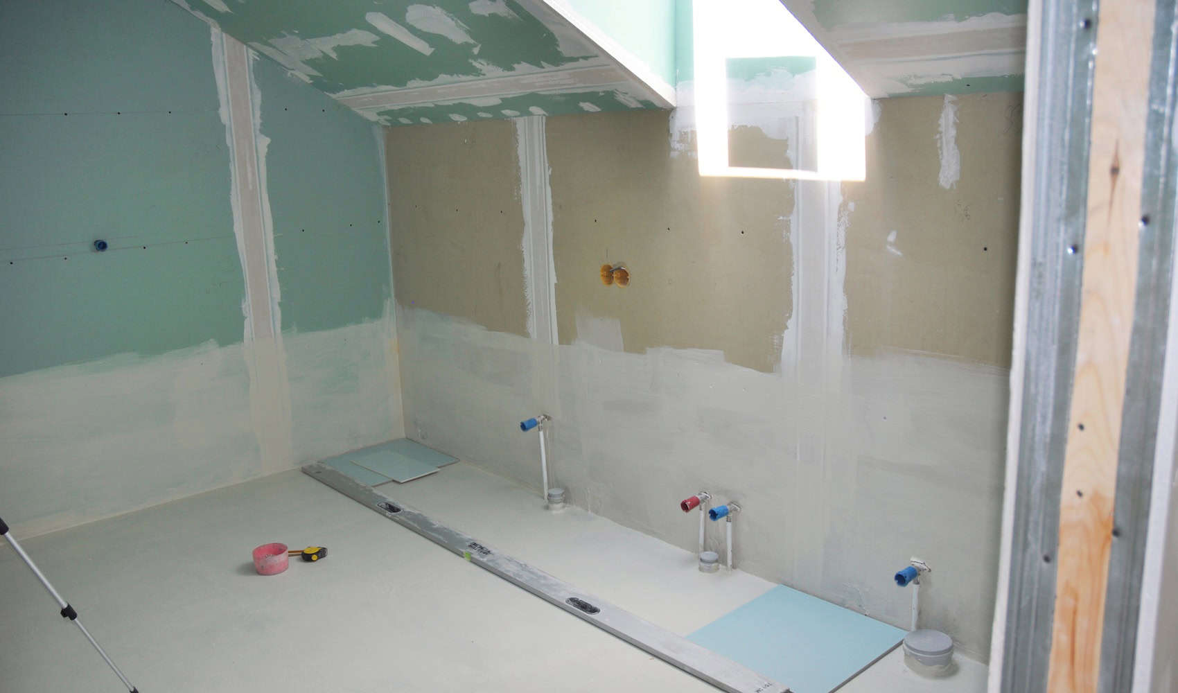 Vådrumssikring og -membran: Se priser, regler og fremgangsmåde til gammelt badeværelse