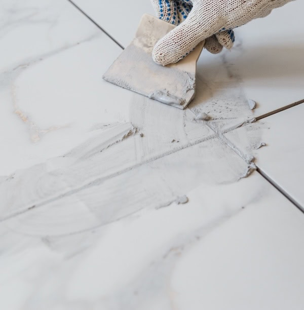 Mørtelfuge mellem badeværelsesfliser